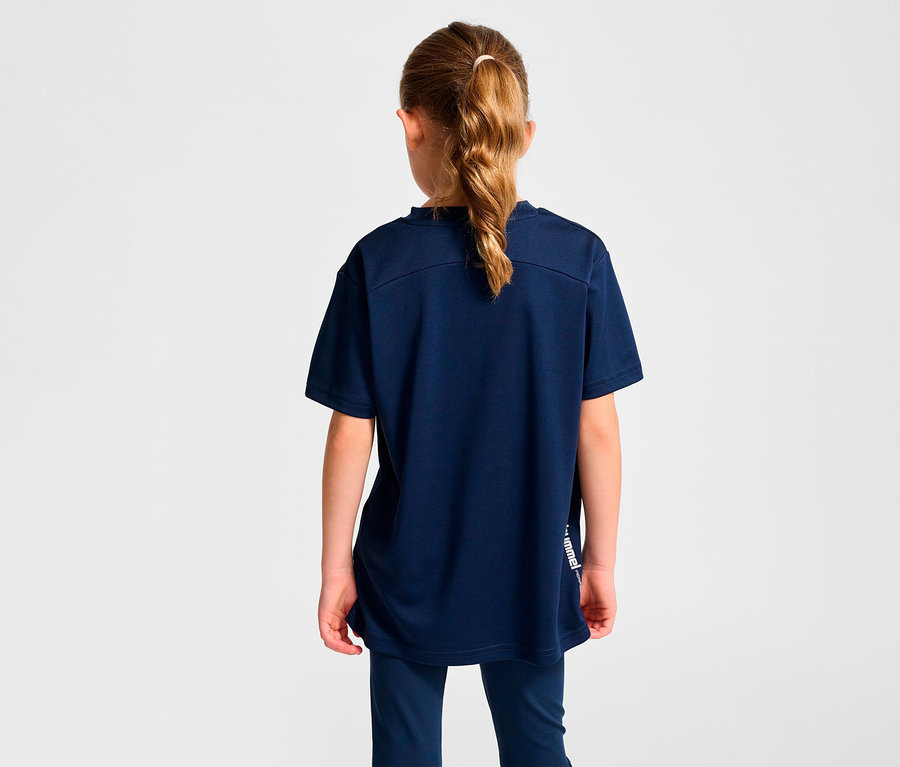Mädchen trägt dunkelblaues HUMMEL HMLJR pulse Trainings-T-Shirt.