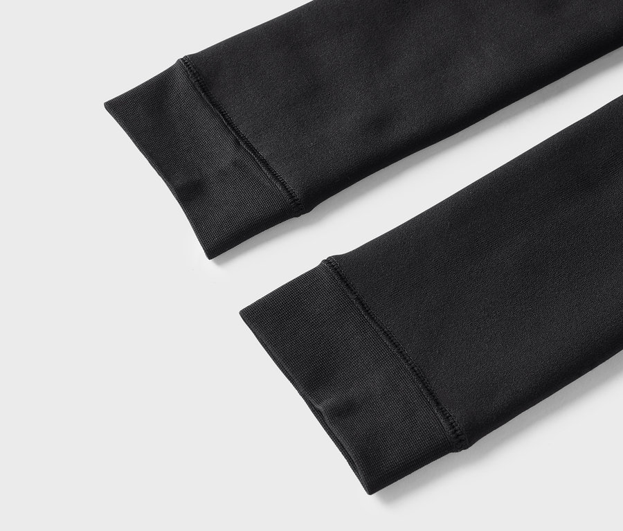 Detail zweier schwarzer Ärmel eines Sweatshirts mit gerippten Bündchen.