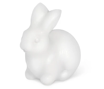 Weiße Hasenfigur sitzt auf einem weißen Hintergrund.