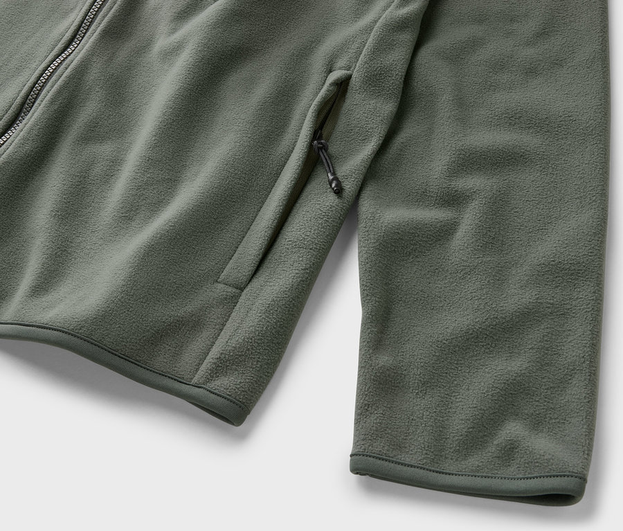 Detailansicht einer khaki Fleecejacke mit Reißverschluss und Tasche.