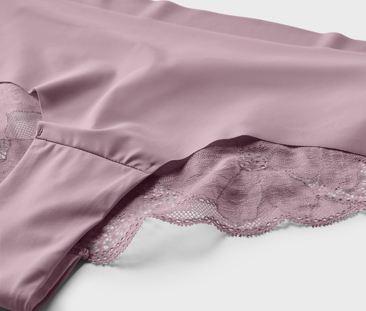 Detailansicht von 2 Magic-Cut-Brazil-Slips in Mauve mit Spitze.