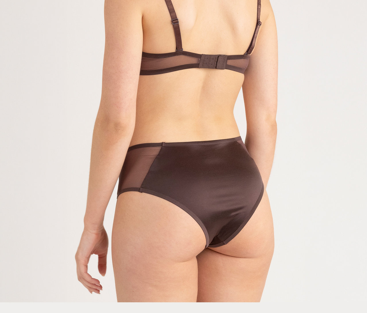 Frau von hinten in einem dunkelbraunen BH und einem Passionata High Waist Slip »Bianca«, dark chocolate.