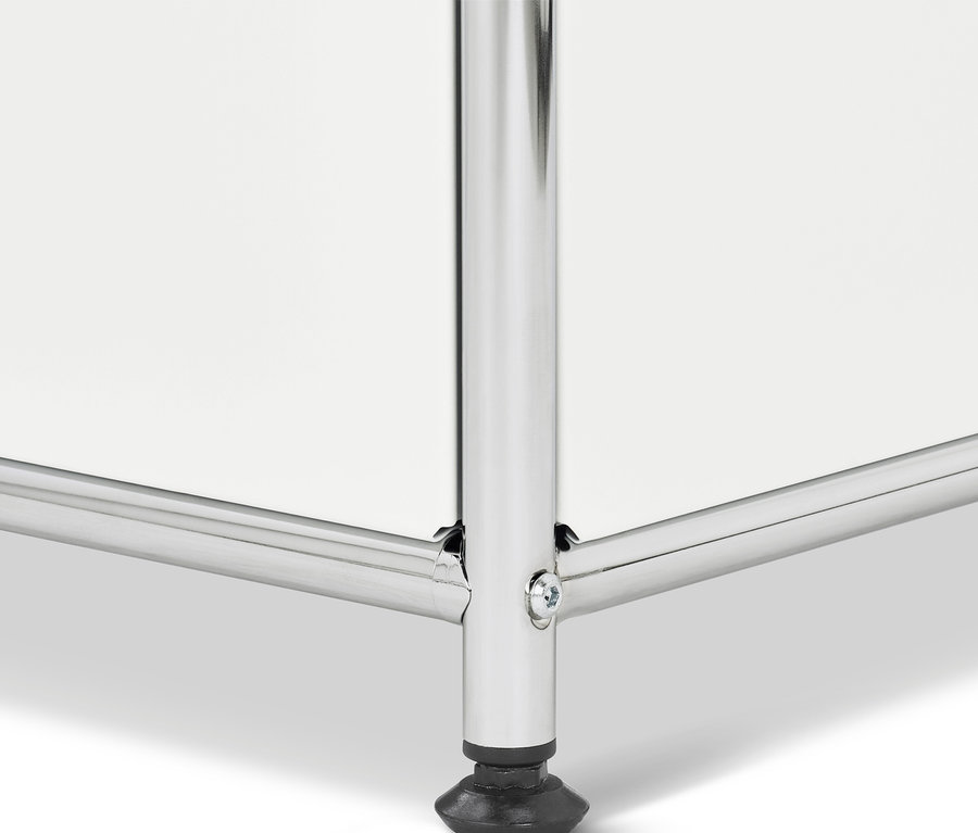 Detail einer weißen Metallgarderobe »CN3« mit 2 Klappfächern und 2 Schubladen.