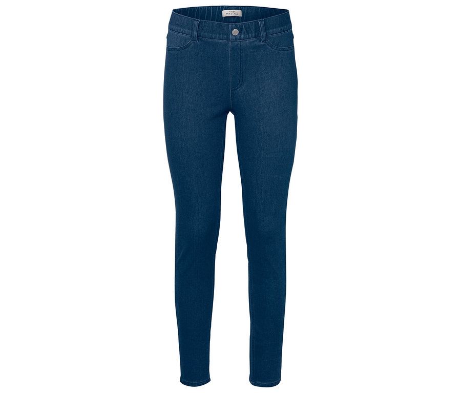 Blaue, eng anliegende Jeans.