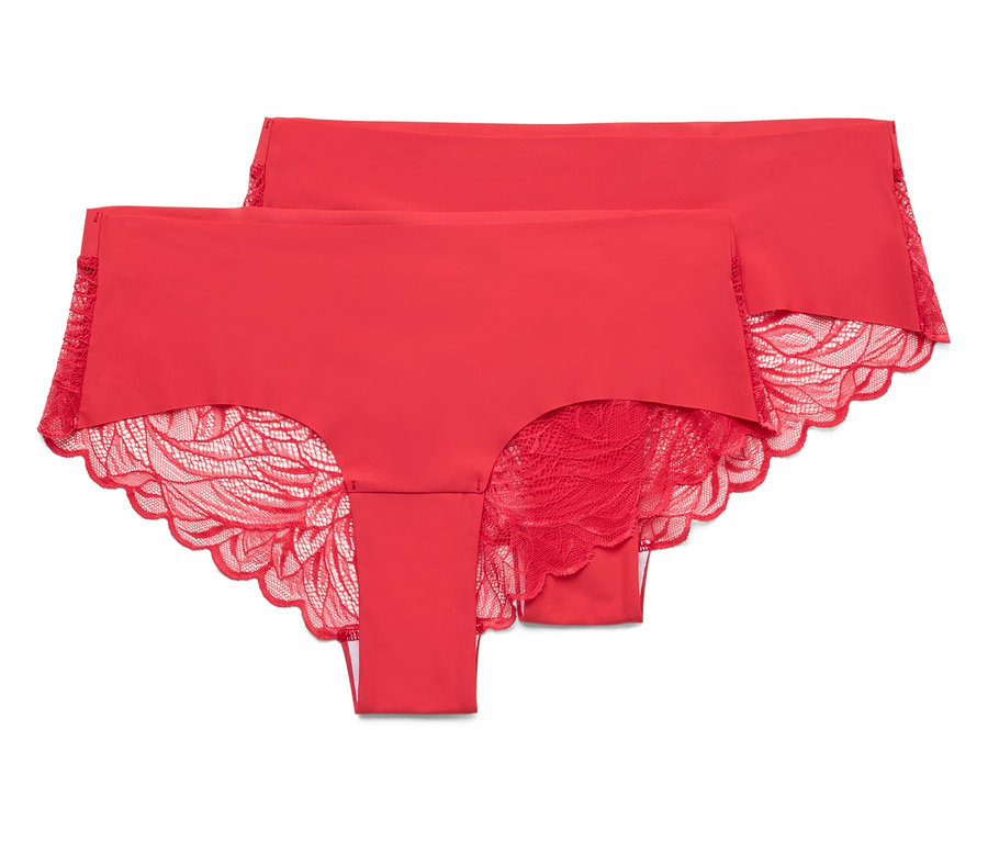 Zwei rote Damen Slips mit Spitze liegen übereinander.
