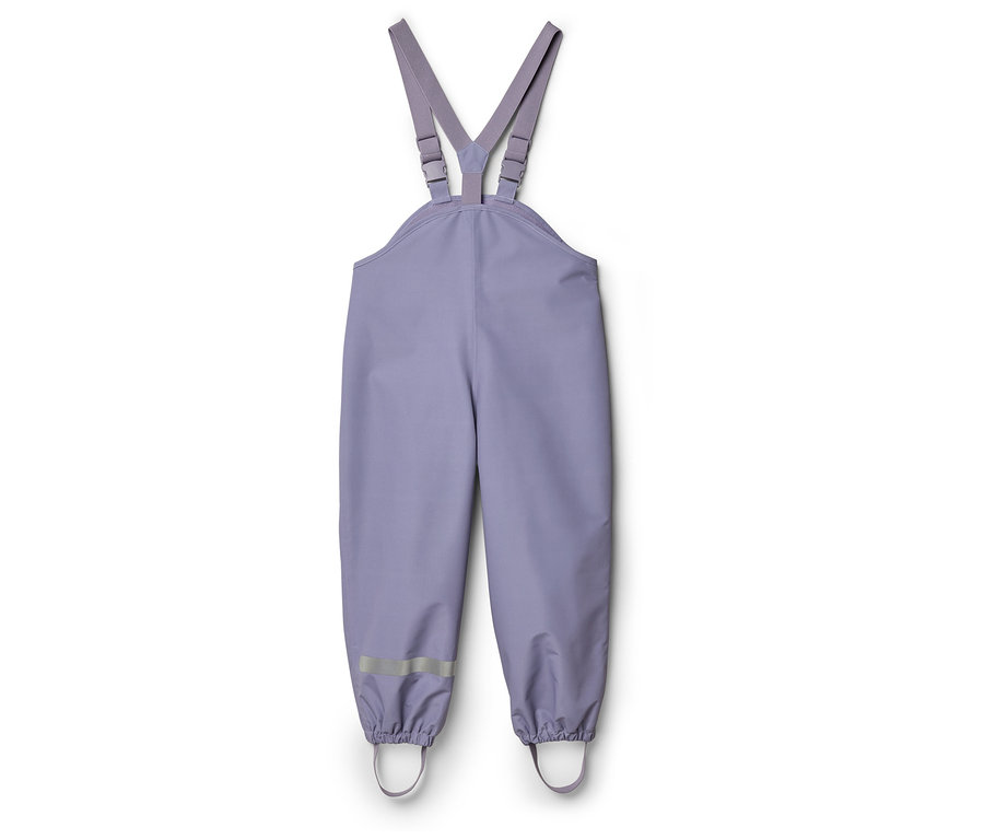 Lila Regenhose mit Hosenträgern liegt auf einem weißen Hintergrund.