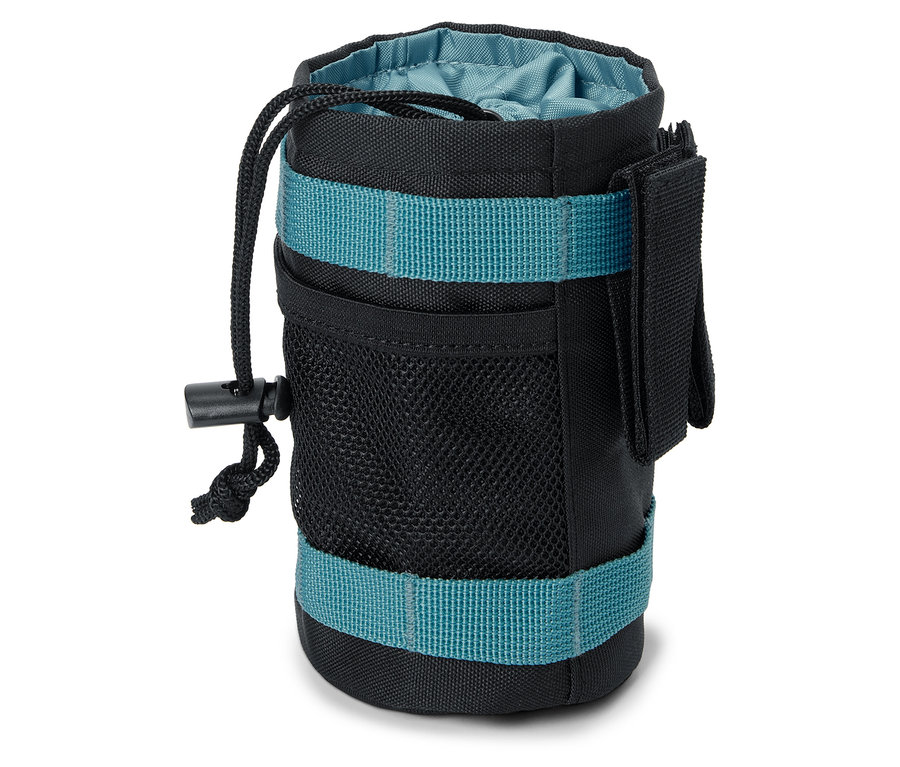 Schwarze Tasche mit blauen Streifen und Kordelzug.