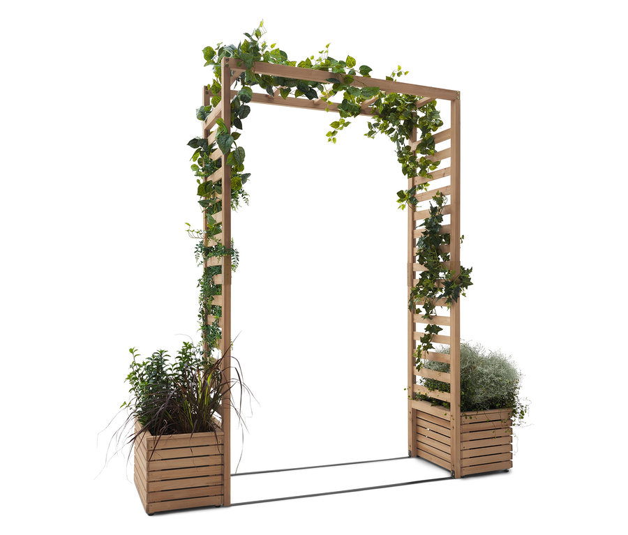 Holzbogen mit Pflanzen in Holzkästen.