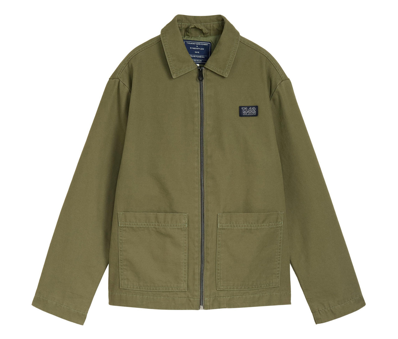 Eine grüne Jacke mit Reißverschluss und zwei Taschen ist zu sehen.