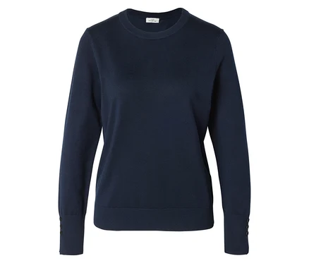 Marineblauer Strickpullover mit langen Ärmeln und runden Halsausschnitt, Ärmelenden mit je drei Knöpfen.