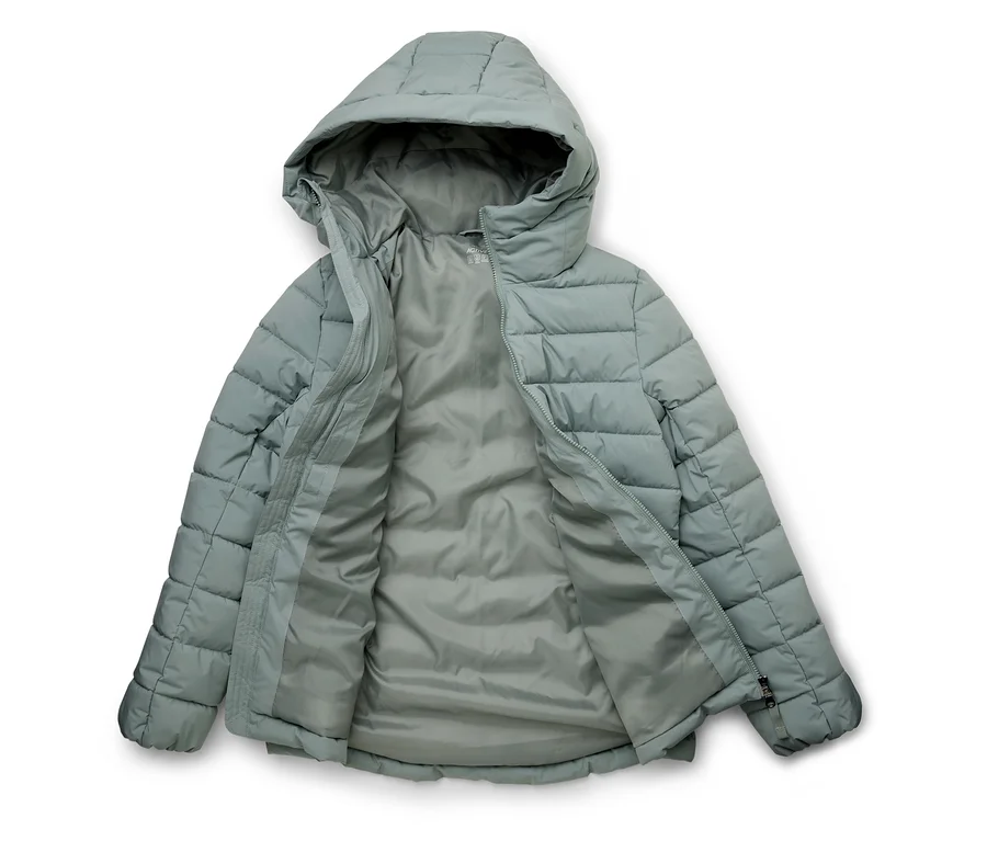 Offene, hellblaue Steppjacke mit Kapuze liegt auf weißem Grund.
