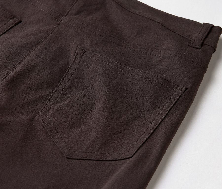 Detailansicht der Rückseite einer braunen Hose mit Gesäßtasche.