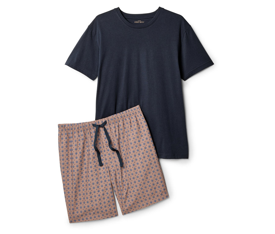 Ein marineblaues T-Shirt und rosafarbene Shorts mit blauem Muster liegen auf einem weißen Hintergrund.