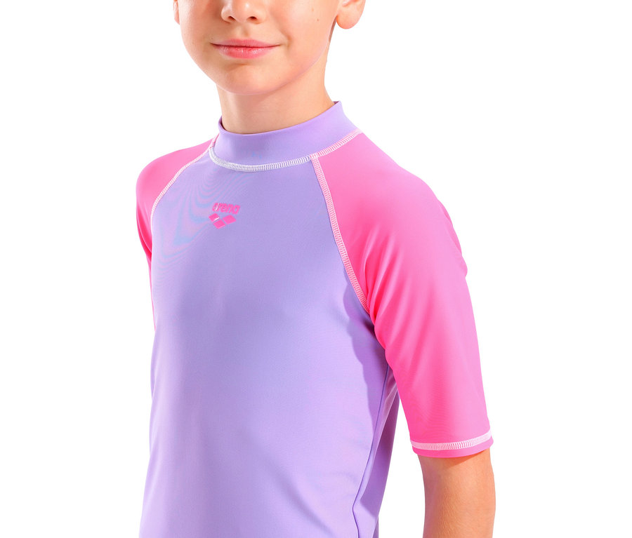 Nahaufnahme eines Kindes, das ein lila und pinkfarbenes Arena-Badeoberteil trägt.