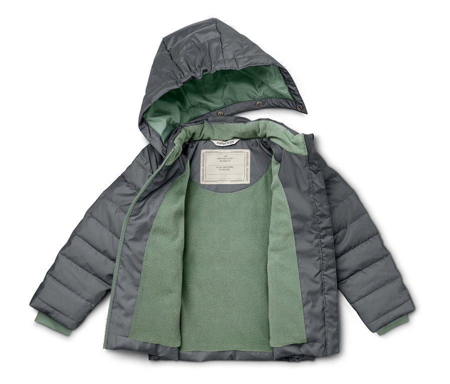 Geöffnete, graue, gesteppte Jacke mit Kapuze und grünem Fleecefutter liegt auf einem weißen Hintergrund.
