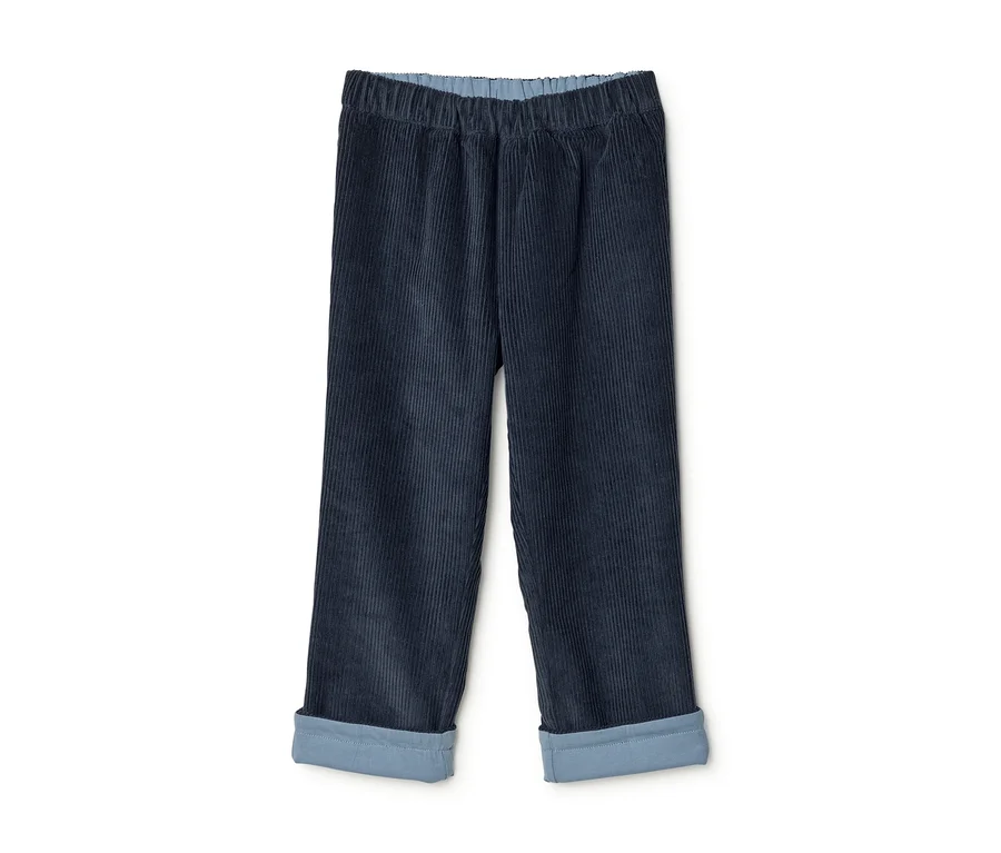 Dunkelblaue Cordhose mit Gummibund und hellblauen umgeschlagenen Bündchen.