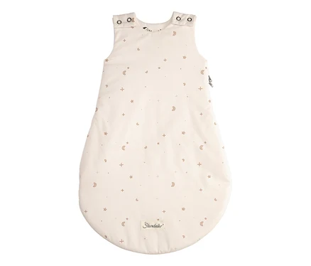 Cremefarbener Babyschlafsack mit braunen Mond-, Stern- und Pluszeichenmustern, Druckknöpfen an den Schultern und einem seitlichen Reißverschluss.
