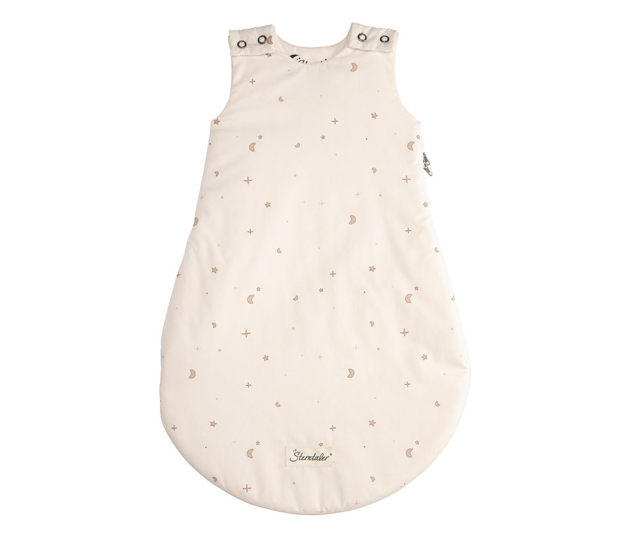 Cremefarbener Babyschlafsack mit braunen Mond-, Stern- und Pluszeichenmustern, Druckknöpfen an den Schultern und einem seitlichen Reißverschluss.