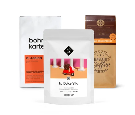 Drei Packungen Espresso Probierpaket "Italian Moment Piccolo" mit je 250 g Ganze Bohne stehen aufgereiht.