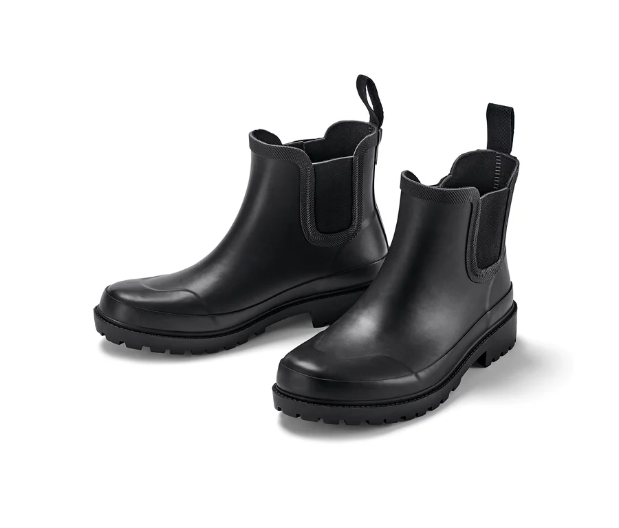 Zwei schwarze Gummistiefel auf einem weißen Hintergrund.