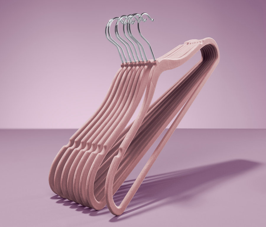 Ein Set aus 8 extraschmalen Kleiderbügeln in Rosa mit Metallhaken.
