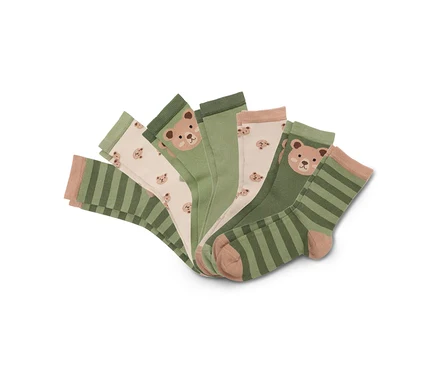 Fünf Socken liegen gefächert: grün gestreift, beige mit Bärchen, uni grün, beige mit Bärchen und grün gestreift.