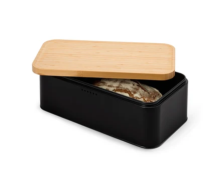 Ein Laib Brot liegt in einem schwarzen Brotkasten mit einem hellbraunen Holzdeckel, der teilweise geöffnet ist.