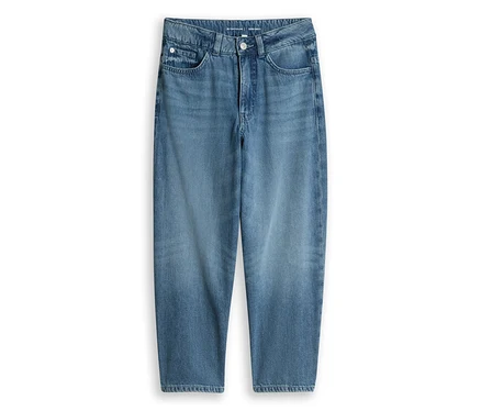 Blaue Jeans aus Denim mit entspanntem Schnitt, Vordertaschen, Knopf- und Reißverschluss, flach liegend.