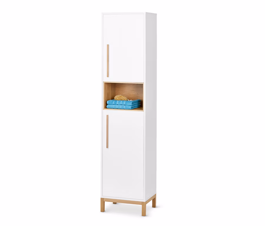 Weißer Bad-Hochschrank »Eklund« mit zwei Türen und offenem Regal mit blauen Handtüchern und Schwamm.