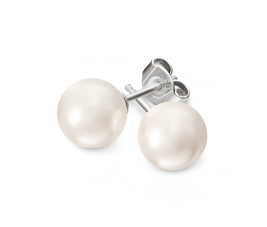 Zwei Ohrstecker aus 925 Silber mit Muschelkernperle auf weißem Hintergrund.