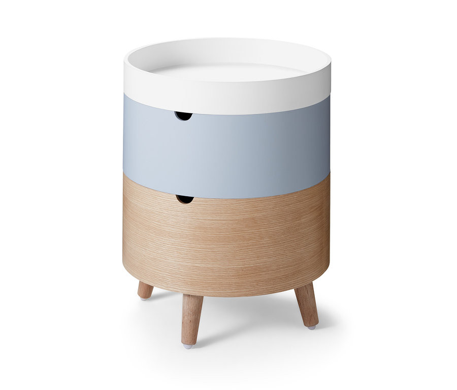 Runder Beistelltisch mit Stauraum, der oben weiß, in der Mitte blau und unten aus Holz ist.