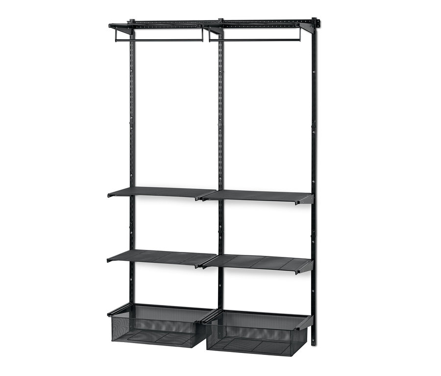 Schwarzes Wand-Regalsystem mit Regalböden, Kleiderstangen und Drahtkörben.