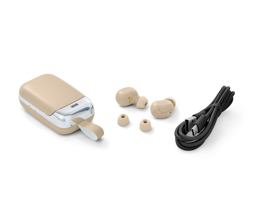 Beige TWS-IN-EAR Kopfhörer mit Ladeetui, zwei Ersatzstöpsel und Ladekabel liegen auf einem weißen Hintergrund.