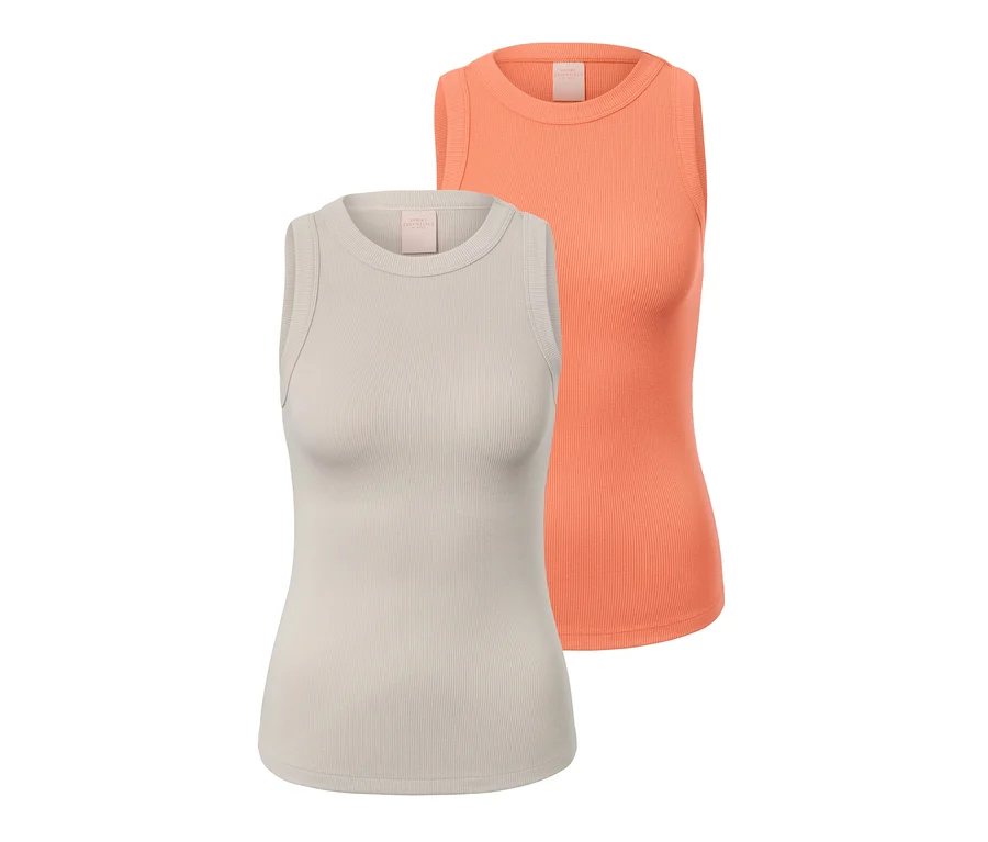 Zwei Sporttops, eines orange und eines creme, liegen nebeneinander.