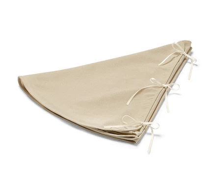 Beige Tannenbaumdecke mit Satinschleifen.