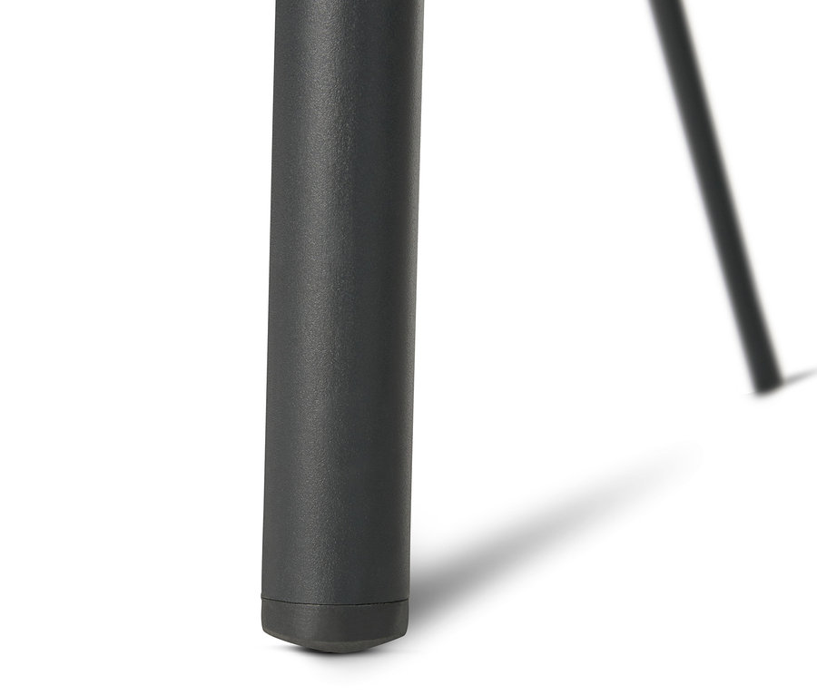 Detailaufnahme vom Bein eines Loungesessels mit Polyrattangeflecht.