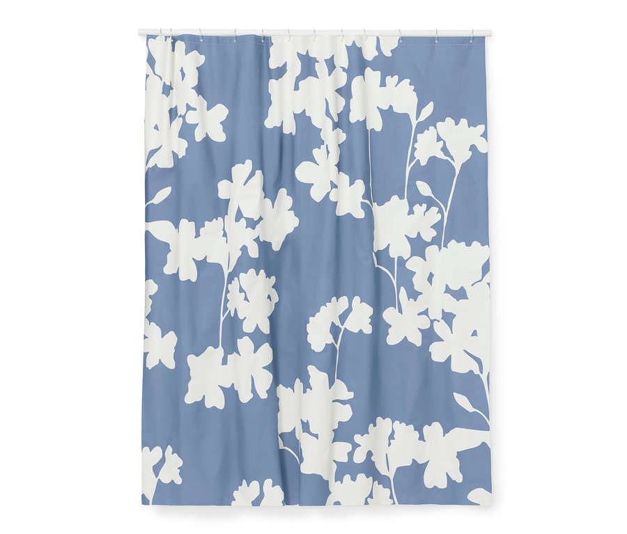 Blauer Duschvorhang mit großem weißen Blumenmuster.