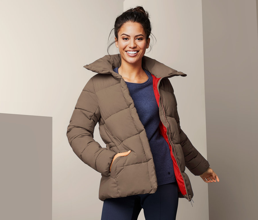Frau posiert in Steppjacke.