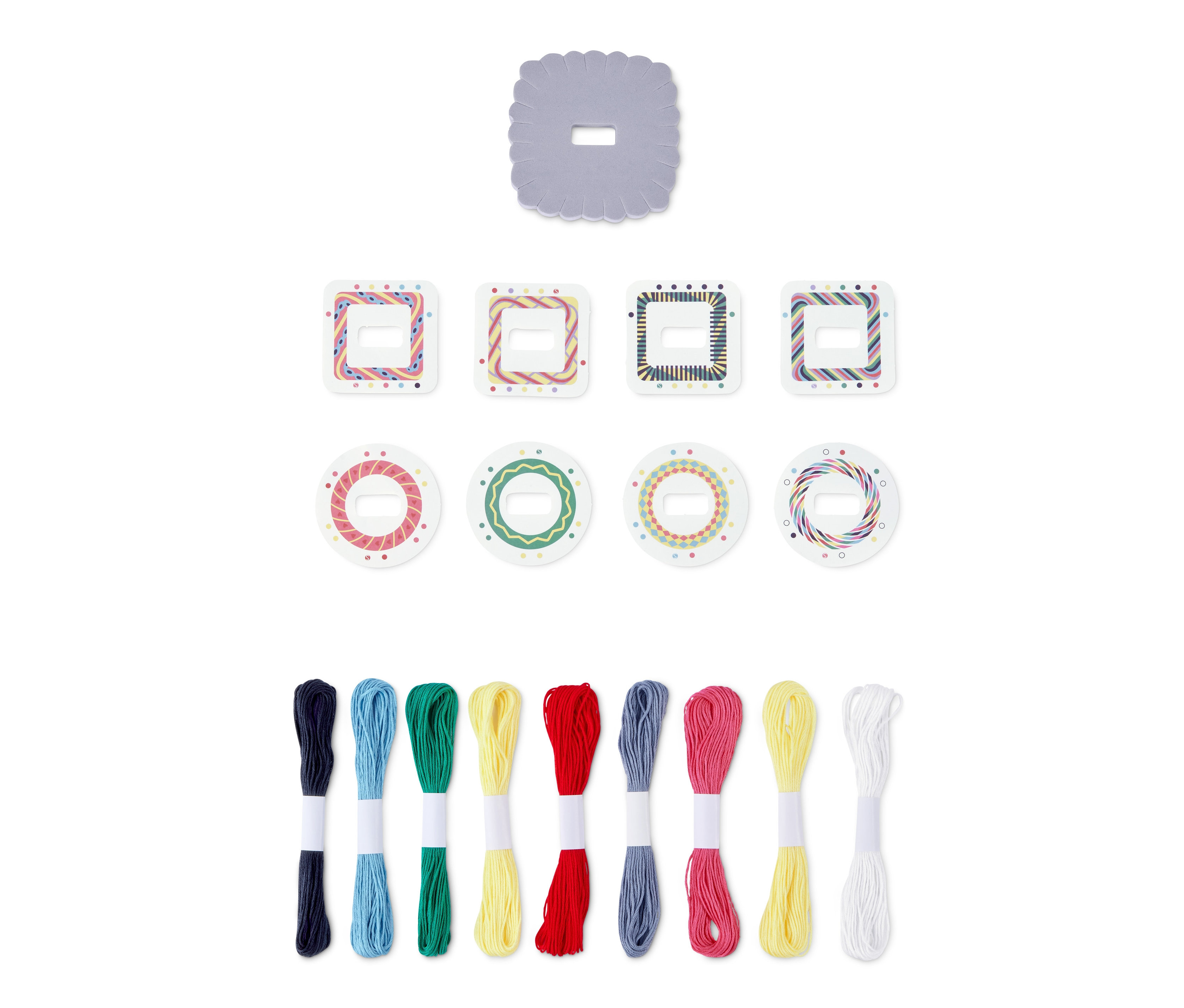 Bastel-Set »Freundschaftsbänder« mit verschiedenfarbigen Baumwollfäden und Kartonvorlagen.