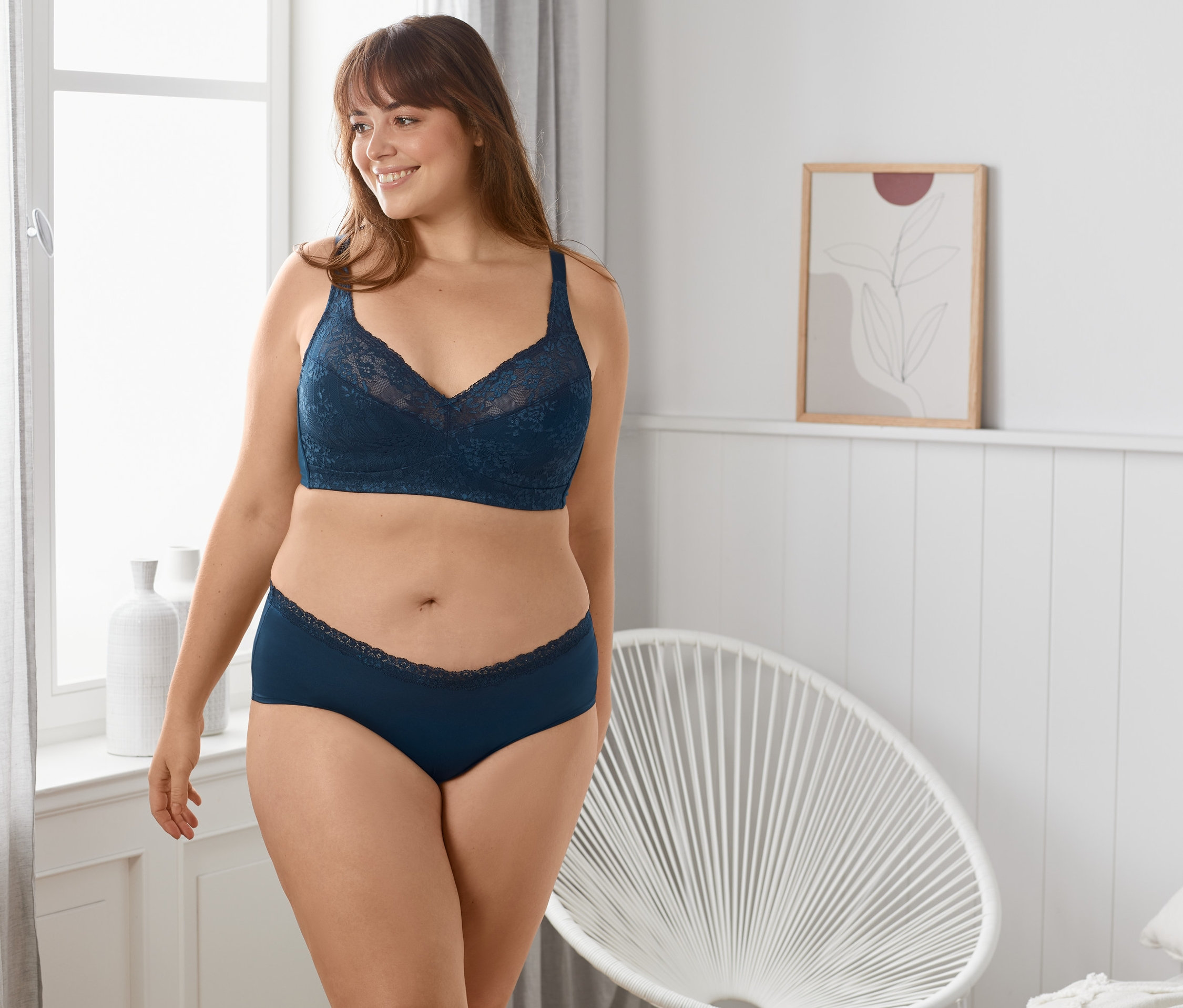 Frau trägt Soft-BH und Unterhose.