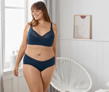Frau trägt Soft-BH und Unterhose.