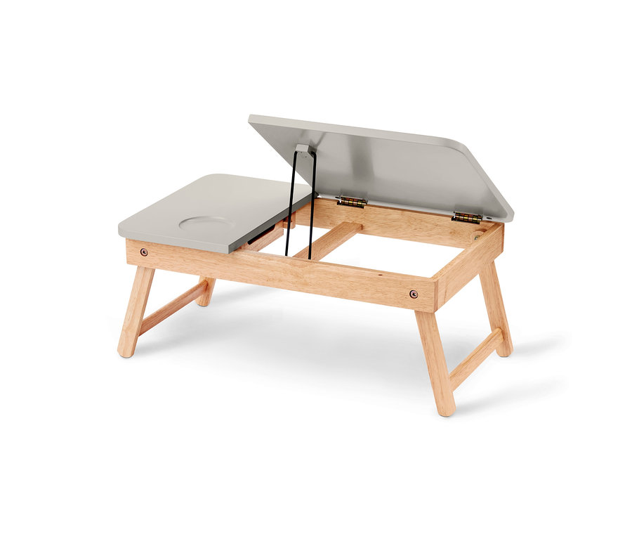 Ein Betttisch mit Holzbeinen und einer grauen Tischplatte, ein Teil der Platte ist hochgeklappt.