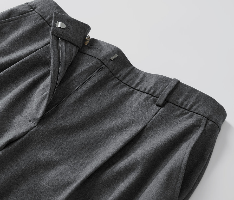 Detailaufnahme einer grauen Komfort-Webhose mit geöffnetem Reissverschluss.