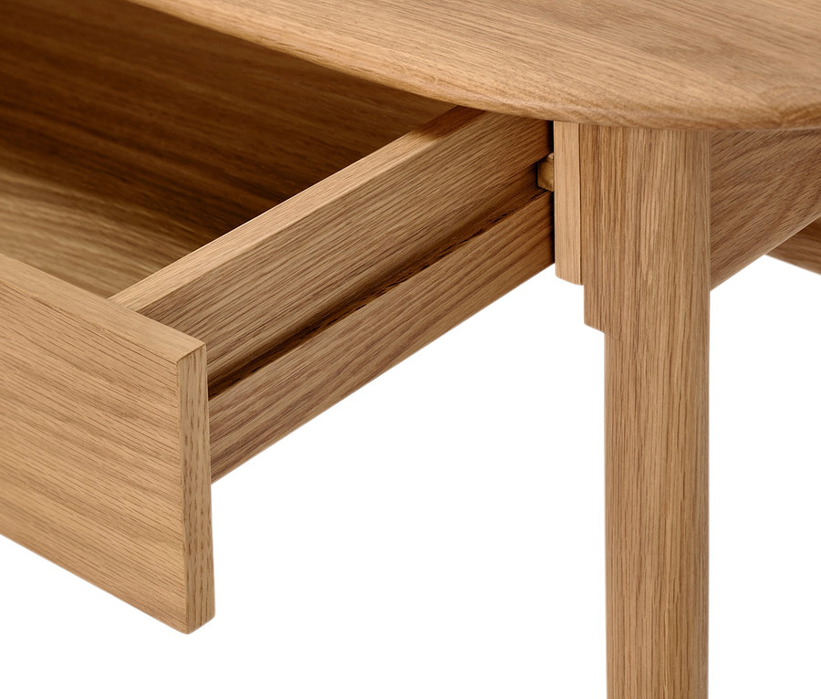 Detailansicht eines Sekretärs mit Schubladen, wobei eine Schublade offen ist.