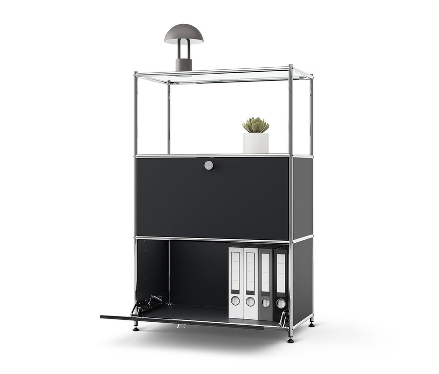 Schwarze Kommode Metall »CN3« mit 2 Klappenfächern, offenem unteren Fach mit drei Ordnern und Lampe und Pflanze oben.