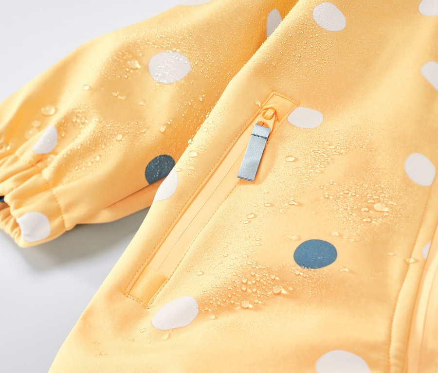 Detailaufnahme eines Kleinkind-Softshell-Einteilers mit Punkte-Alloverprint.