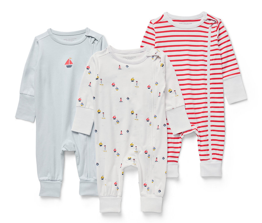 Drei Baby-Schlafanzüge mit langen Ärmeln und maritimen Motiven.