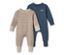 Zwei Baby-Pyjamas, mittelblau mit Motiven und gestreift.