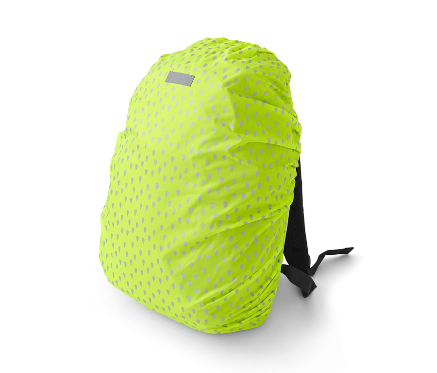 Ein gelber Rucksack mit einem reflektierenden Rucksack-Regenschutz überzogen.