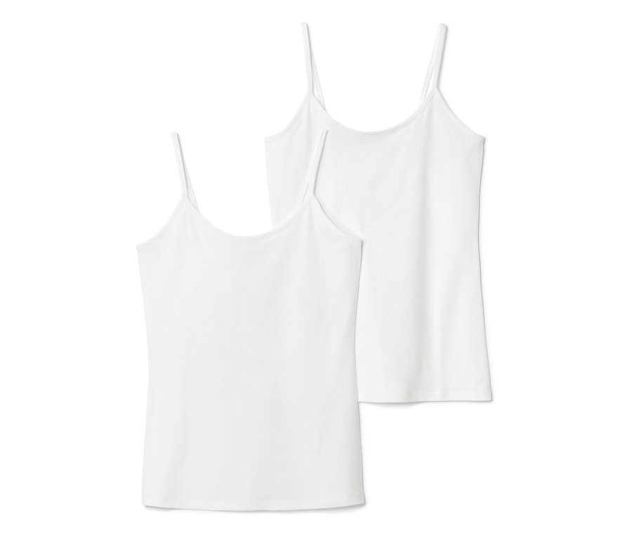 Zwei weiße Hemdchen, 2 Hemdchen, liegen übereinander.